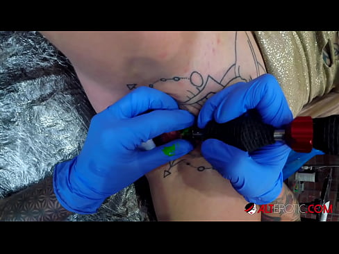 ❤️ Estremamente tatuato hottie Sully Savage ottenuto un tatuaggio sul suo clitoride ❌ Video di sessoal it.pornburst.ru ❌️❤